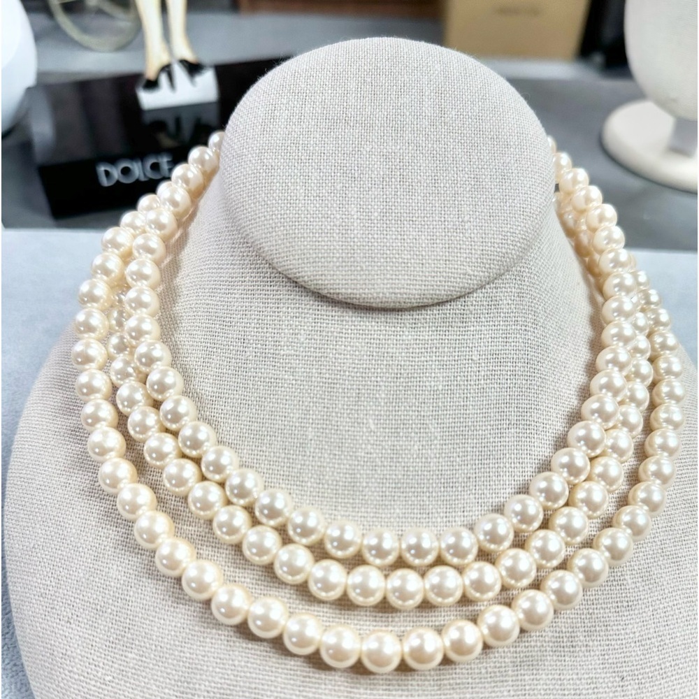 Vintage Signed Richelieu Triple Strand Faux Pearl Gold Tone Clasp Necklace - Picture 2 of 4